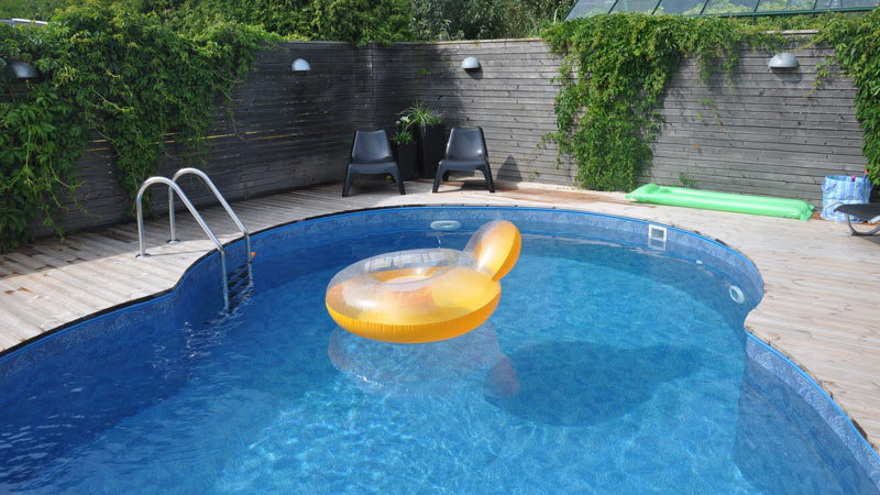 En leksak flyter i en pool.