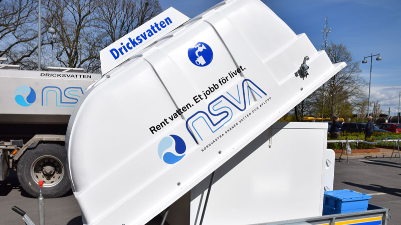 En nödvattentank står lastad på ett flak.